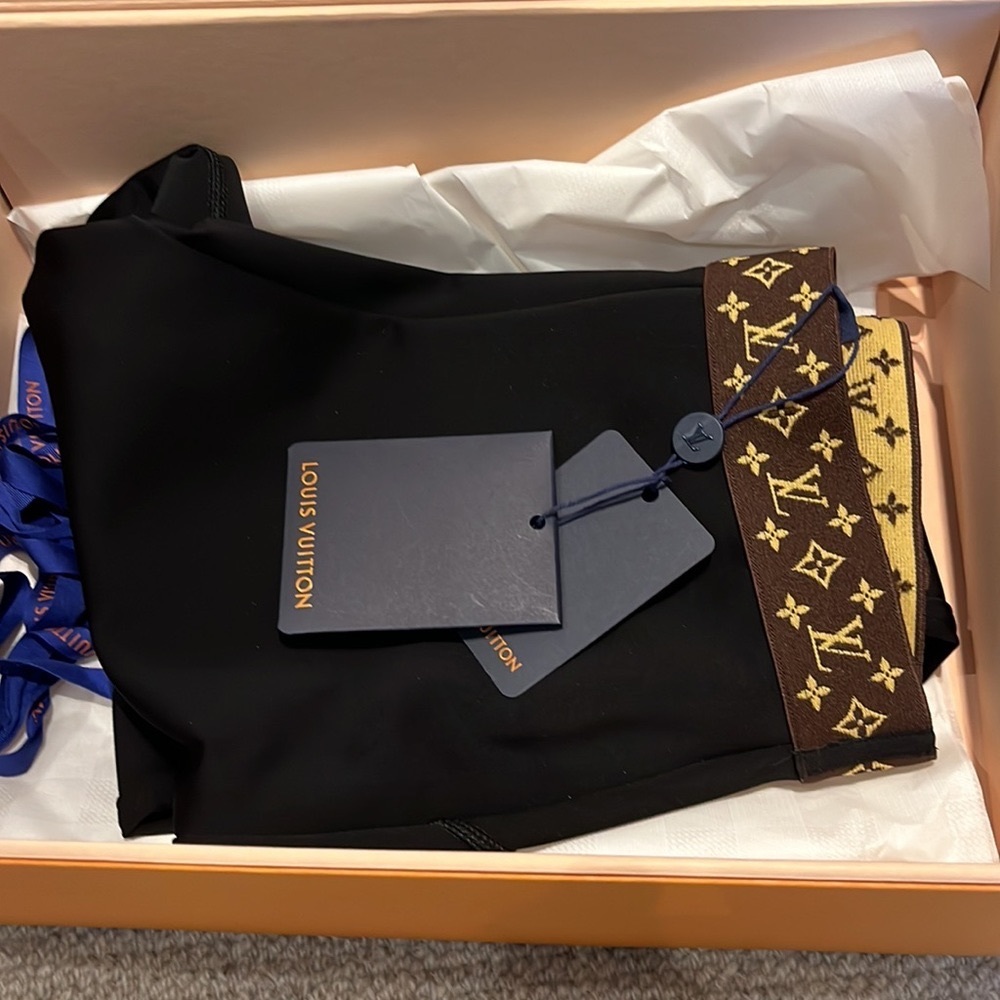NWT! 🔥Louis Vuitton legging with Monogram Elastic Belt. NEVER WORN - box inclu